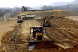 Thi công một đoạn tuyến cao tốc Bắc-Nam phía Đông. (Ảnh: Huy Hùng/TTXVN)