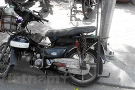 Xe máy cũ vẫn được một số bộ phận dân lao động, người nghèo sử dụng làm phương tiện làm việc hàng ngày. (Ảnh: Việt Hùng/Vietnam+)