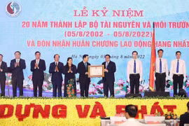 Thủ tướng Phạm Minh Chính trao Huân chương Lao động hạng Nhất cho Bộ Tài nguyên và Môi trường. (Ảnh: Dương Giang/TTXVN)