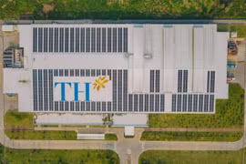Hệ thống điện Mặt Trời được lắp đặt như “chiếc ô khổng lồ” ngay trên mái Nhà máy nước tinh khiết, thảo dược và hoa quả Núi Tiên. (Ảnh: PV/Vietnam+)