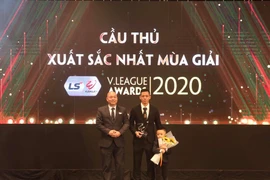 Nguyễn Văn Quyết giành giải Cầu thủ xuất sắc nhất V-League 2020. (Ảnh: CTV/Vietnam+)