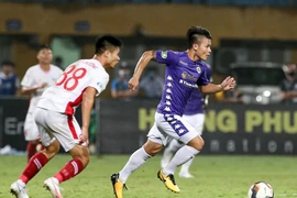 Khi hai đội dẫn đầu bảng xếp hạng tranh giành 3 điểm, Hà Nội FC và câu lạc bộ Thành phố Hồ Chí Minh sẽ “ngư ông đắc lợi” ở vòng 12 V-League. (Ảnh: Hiển Nguyễn/Vietnam+) 