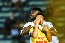 Hành động thiếu fair-play của ngoại binh Hoàng Anh Gia Lai với cầu thủ Nam Định ngay trong ngày bóng đá Việt Nam trở lại sau quãng thời gian tạm nghỉ vì dịch COVID-19 hồi tháng Sáu vừa qua. (Ảnh: Nguyên An/Vietnam+) 