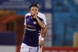 Quang Hải ăn mừng giống Ronaldo sau khi ghi bàn vào lưới Viettel ở chung kết cúp Quốc gia 2020 tối 20/9. (Ảnh: Hiển Nguyễn/Vietnam+) 