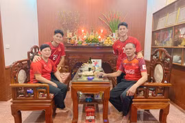 Trung vệ Đình Trọng cùng gia đình gửi lời chúc mừng năm mới tới người hâm mộ trong thời khắc giao thừa. (Ảnh: FBNV)