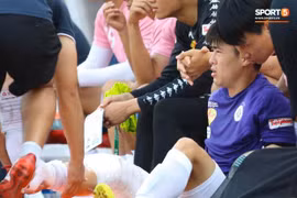 Duy Mạnh gặp chấn thương đầu gối ở trận Siêu cúp Quốc gia 2020. (Ảnh: Hoàng Tùng-Sport5)
