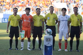 V-League 2020 chỉ còn hai trọng tài cấp FIFA là Ngô Duy Lân và Hoàng Ngọc Hà. (Ảnh: VPF) 