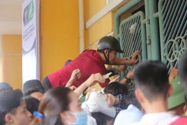 Cổ động viên chen lấn, bất chấp nóng nắng để có được tấm vé xem trận Nam Định-Hoàng Anh Gia Lai. (Ảnh: An Hằng/Vietnam+)