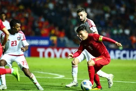 Quang Hải nhiều lần qua người dễ dàng, khiến U23 UAE liên tục phạm lỗi