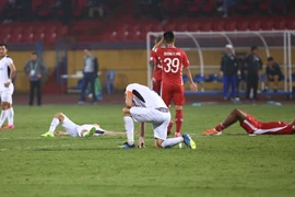 Cầu thủ Hoàng Anh Gia Lai và Viettel đổ gục sau trận hoà kịch tính 3-3 ở vòng 2 V-League 2020. (Ảnh: Nguyên An/Vietnam+)