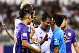 Anh Đức can ngăn đồng đội phản ứng gay gắt để một mình nói chuyện bình tĩnh với trọng tài sau quyết định từ chối phạt đề cho Hoàng Anh Gia Lai. (Ảnh: Huệ Thu/Vietnam+) 