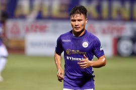 Quang Hải gửi lời tới những cổ động viên đã luôn đồng hành cùng Hà Nội FC sau khi giành chức vô địch cúp Quốc gia 2020. (Ảnh: Hiển Nguyễn/Vietnam+) 