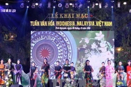 Trình diễn trang phục truyền thống Indonesi, Malaysia và Việt Nam tại lễ khai mạc. (Ảnh: Thu Hằng/TTXVN)