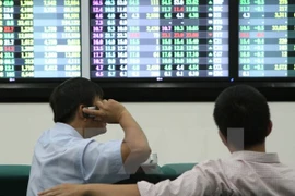 Cổ phiếu trụ cột tăng giá kéo chứng khoán xanh trở lại 