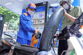 Mua bán xăng, dầu tại một điểm kinh doanh xăng, dầu trên địa bàn Hà Nội. (Ảnh: Trần Việt/TTXVN)