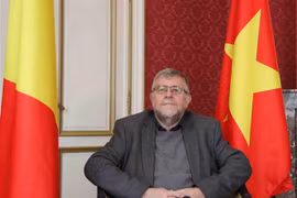 Ông Pierre Gréga, Chủ tịch Hội hữu nghị Bỉ-Việt trả lời phỏng vấn phóng viên TTXVN. (Ảnh: Hương Giang/TTXVN)