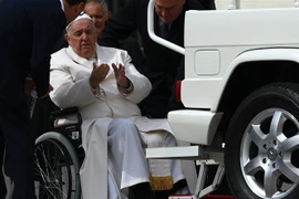 Giáo hoàng Francis được dìu lên xe sau khi phát biểu tại Vatican, ngày 29/3/2023. (Ảnh: AFP/TTXVN)