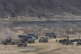 Binh sỹ Hàn Quốc và Mỹ tham gia cuộc tập trận chung ở Yeoncheon, cách thủ đô Seoul của Hàn Quốc 60km về phía bắc, ngày 15/3/2023. (Ảnh: Yonhap/ TTXVN)