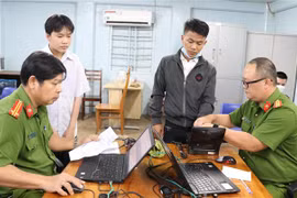 Công an tỉnh Gia Lai đẩy nhanh tiến độ cấp căn cước công dân cho người dân để đảm bảo điều kiện bỏ sổ hộ khẩu, sổ tạm trú vào đầu năm 2023. (Ảnh minh họa: Hồng Điệp/TTXVN)