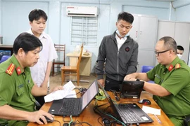 Công an tỉnh Gia Lai đẩy nhanh tiến độ cấp căn cước công dân cho người dân để đảm bảo điều kiện bỏ sổ hộ khẩu, sổ tạm trú vào đầu năm 2023. (Ảnh minh họa: Hồng Điệp/TTXVN)