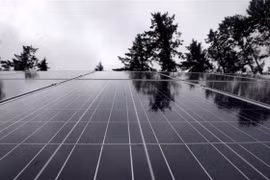 Các tấm pin năng lượng mặt trời trên đảo Lasqueti, British Columbia, Canada. (Ảnh: THE CANADIAN PRESS/TTXVN)