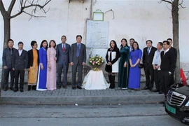 Đại sứ Việt Nam tại Algeria Nguyễn Thành Vinh và các thành viên đại sứ quán tại lễ dâng hoa tưởng niệm ở phường Bir Mourad Raïs, thủ đô Algiers. (Ảnh: Trung Khánh/TTXVN)