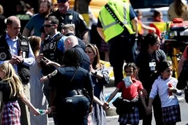 Sơ tán các em học sinh sau vụ xả súng tại Trường tiểu học tư thục Covenant ở thành phố Nashville, bang Tennessee, Mỹ ngày 27/3/2023. (Ảnh: AP/TTXVN)