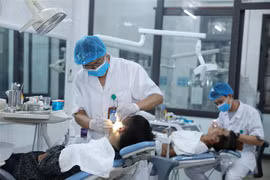 Khám chữa bệnh tại Chuyên Khoa Răng hàm mặt, Bệnh viện Đa khoa Sông Thương, Bắc Giang. (Ảnh minh họa: Danh Lam-TTXVN)
