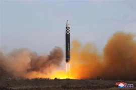 Vụ phóng tên lửa đạn đạo xuyên lục địa (ICBM) "Hwasong Gun 17" của Triều Tiên ngày 18/11/2022.( Ảnh: AFP/TTXVN)