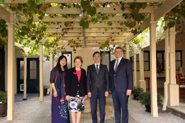 Đại sứ Nguyễn Tất Thành chào xã giao Thống đốc bang Nam Australia Frances Adamson. (Ảnh: Thanh Tú/TTXVN)