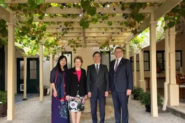 Đại sứ Nguyễn Tất Thành chào xã giao Thống đốc bang Nam Australia Frances Adamson. (Ảnh: Thanh Tú/TTXVN)