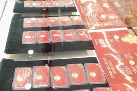 Để chiếm được cảm tình, Lan Anh đã đưa bà V. đến các cửa hàng xe máy, cửa hàng vàng… rồi thực hiện việc mua bán với giá ưu đãi thu tiền lãi ngay. (Ảnh minh họa: Trần Việt/TXVN)