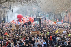 Người biểu tình tuần hành tại Toulouse, Pháp ngày 23/3/2023. (Ảnh: AFP/TTXVN)