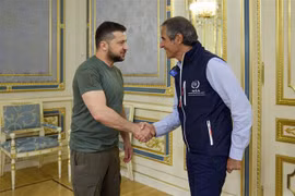 Tổng Giám đốc IAEA Rafael Grossi (phải) trong cuộc gặp Tổng thống Ukraine Volodymyr Zelensky tại Kiev ngày 30/8/2022. (Ảnh: AFP/TTXVN)