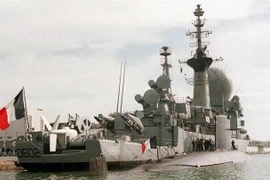 Tàu ngầm hạt nhân La Perle (phải) của Pháp tại cảng La Goulette ở Tunis, Tunisia, ngày 29/11/1997. (Ảnh minh họa: AFP/ TTXVN)