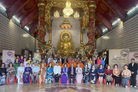 Kiều bào Thái Lan tổ chức đại lễ cầu siêu tưởng nhớ các liệt sỹ tại chùa Khánh An. (Ảnh TTXVN phát)