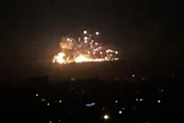 Khói lửa bốc lên sau một vụ không kích xuống vùng ngoại ô Damascus, Syria. (Ảnh: AFP/TTXVN)