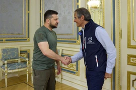 Tổng Giám đốc IAEA Rafael Grossi (phải) trong cuộc gặp Tổng thống Ukraine Volodymyr Zelensky tại Kiev ngày 30/8/2022. (Ảnh: AFP/TTXVN)