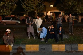 Người dân sơ tán ra bên ngoài các tòa nhà sau trận động đất tại Islamabad, Pakistan, ngày 21/3/2023. (Ảnh: AFP/ TTXVN)
