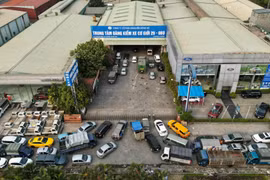 Các phương tiện xếp hàng vào đăng kiểm tại Trung tâm đăng kiểm 29-08D (Kim Chung, Hoài Đức). (Ảnh: Tuấn Anh/TTXVN)