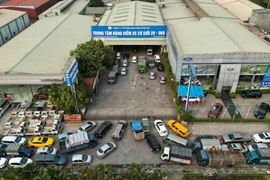 Các phương tiện xếp hàng vào đăng kiểm tại Trung tâm đăng kiểm 29-08D (Kim Chung, Hoài Đức). (Ảnh: Tuấn Anh/TTXVN)