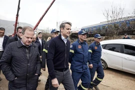 Thủ tướng Hy Lạp Kyriakos Mitsotakis (giữa) thị sát khu vực xảy ra vụ tai nạn đường sắt nghiêm trọng ở Tempi Valley gần Larissa, Hy Lạp, ngày 1/3/2023. (Ảnh: AFP/TTXVN)