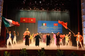 Biểu diễn văn nghệ chào mừng kỷ niệm 50 năm thiết lập quan hệ ngoại giao Việt Nam-Italy tại Thành phố Hồ Chí Minh. (Ảnh: Hứa Chung/TTXVN)