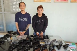 Các đối tượng cùng tang vật tại cơ quan chức năng. (Ảnh: TTXVN phát)