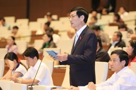 Đại biểu Quốc hội tỉnh Thái Bình Đỗ Văn Vẻ phát biểu ý kiến Thảo luận về dự thảo Luật khí tượng thủy văn. (Ảnh: Doãn Tấn/TTXVN)