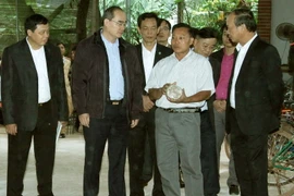 Chủ tịch Nguyễn Thiện Nhân thăm mô hình trồng Nấm của hộ gia đình ông Hoàng Việt Trương tại Hợp tác xã nông nghiệp thôn Bãi Cả, xã Tiên Lực, huyện Lạng Giang. (Ảnh: Nguyễn Dân/TTXVN)