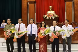 Ông Lê Văn Hưởng (thứ hai từ trái qua) cùng các lãnh đạo mới của tỉnh Tiền Giang ra mắt Hội đồng Nhân dân tỉnh. (Ảnh: Minh Trí/TTXVN)