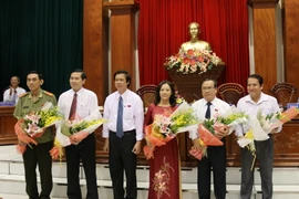 Ông Lê Văn Hưởng (thứ hai từ trái qua) cùng các lãnh đạo mới của tỉnh Tiền Giang ra mắt Hội đồng Nhân dân tỉnh. (Ảnh: Minh Trí/TTXVN)