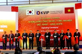 Các đại biểu Việt Nam và Hàn Quốc cắt băng khánh thành vườn ươm. (Ảnh: Ngọc Thiện/TTXVN)
