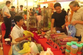 Hoạt động mua bán, tiếp thị sản phẩm tại hội chợ. (Ảnh: Văn Toán/Vietnam+)